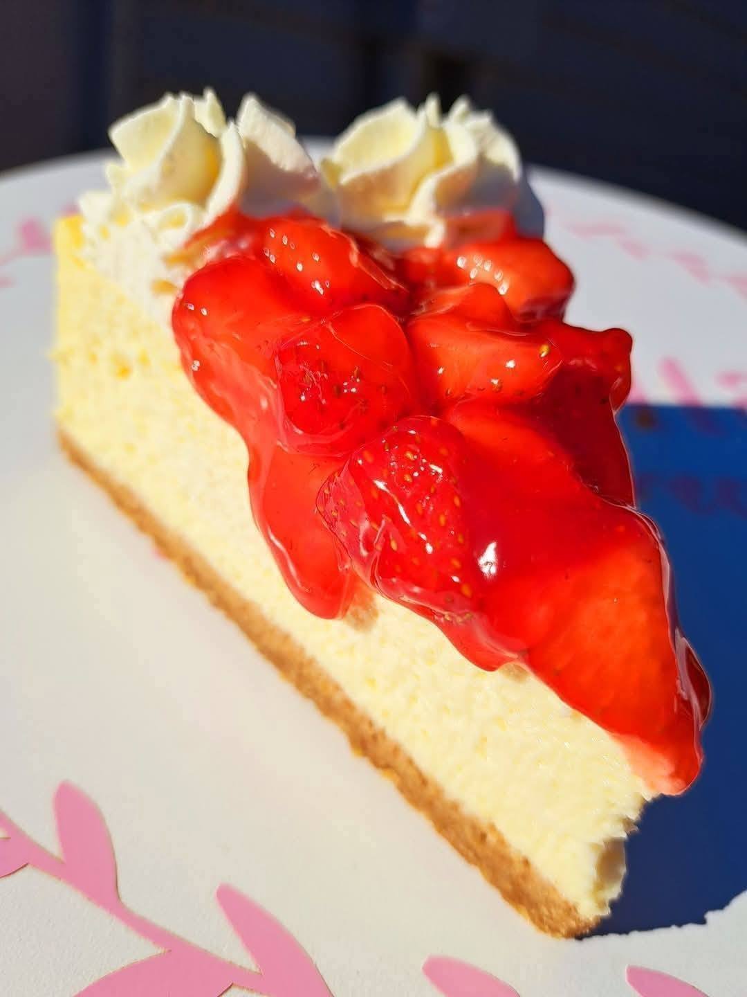 Vanilla w/ Fresh Glazed Strawberries slice